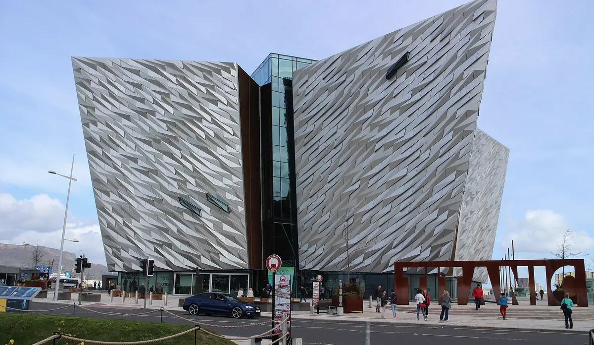 L'edificio del Titanic Belfast, rivestito di pannelli metallici