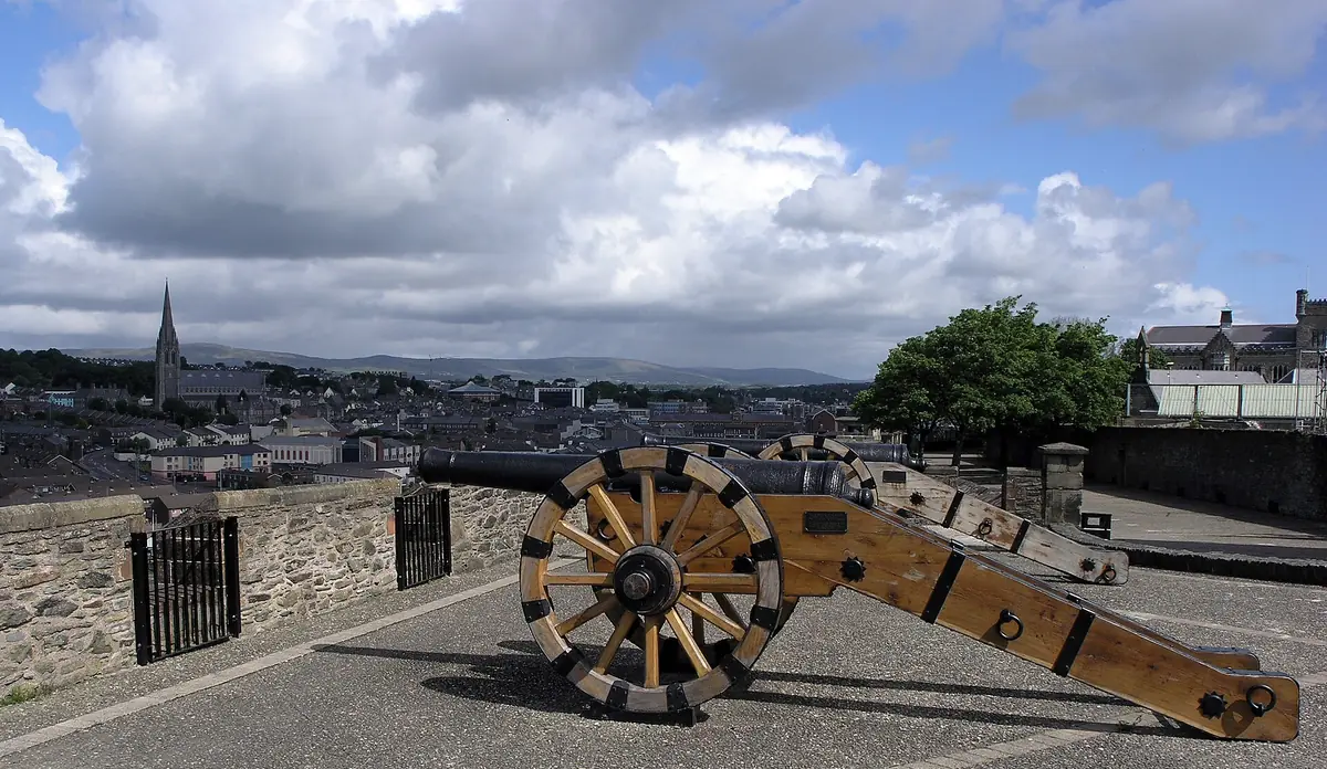 Un cannone sulle mura medievali di Derry