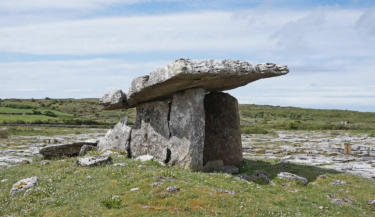 Il Dolmen di Poulnabrone fra le lastre di calcare del Burren